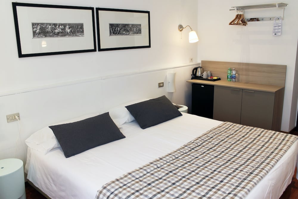 STANDARD, QUEEN BED