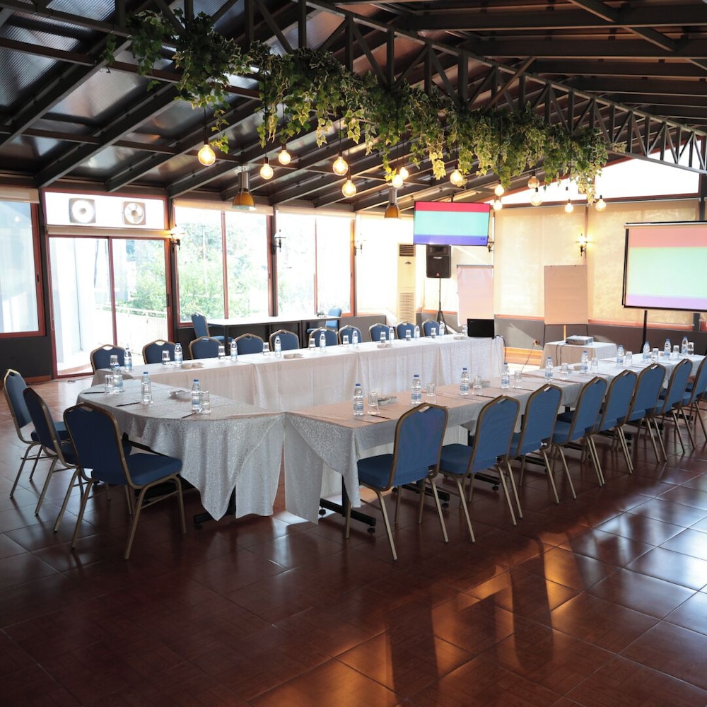 MONTEVERDE HOTEL 53/64