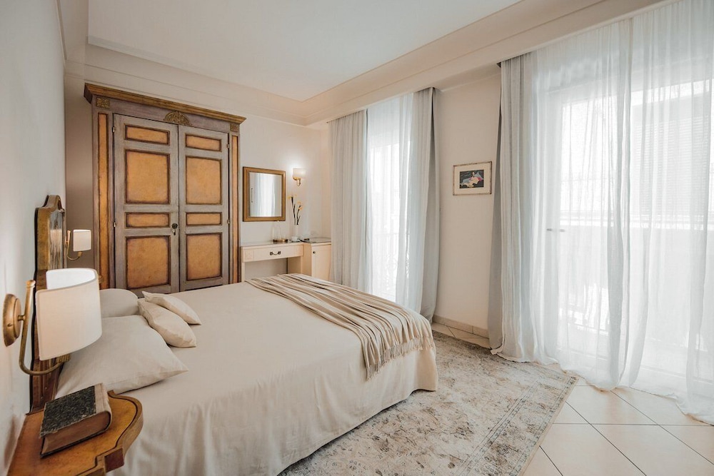 Superior, King Bed, Centro View, Balcony