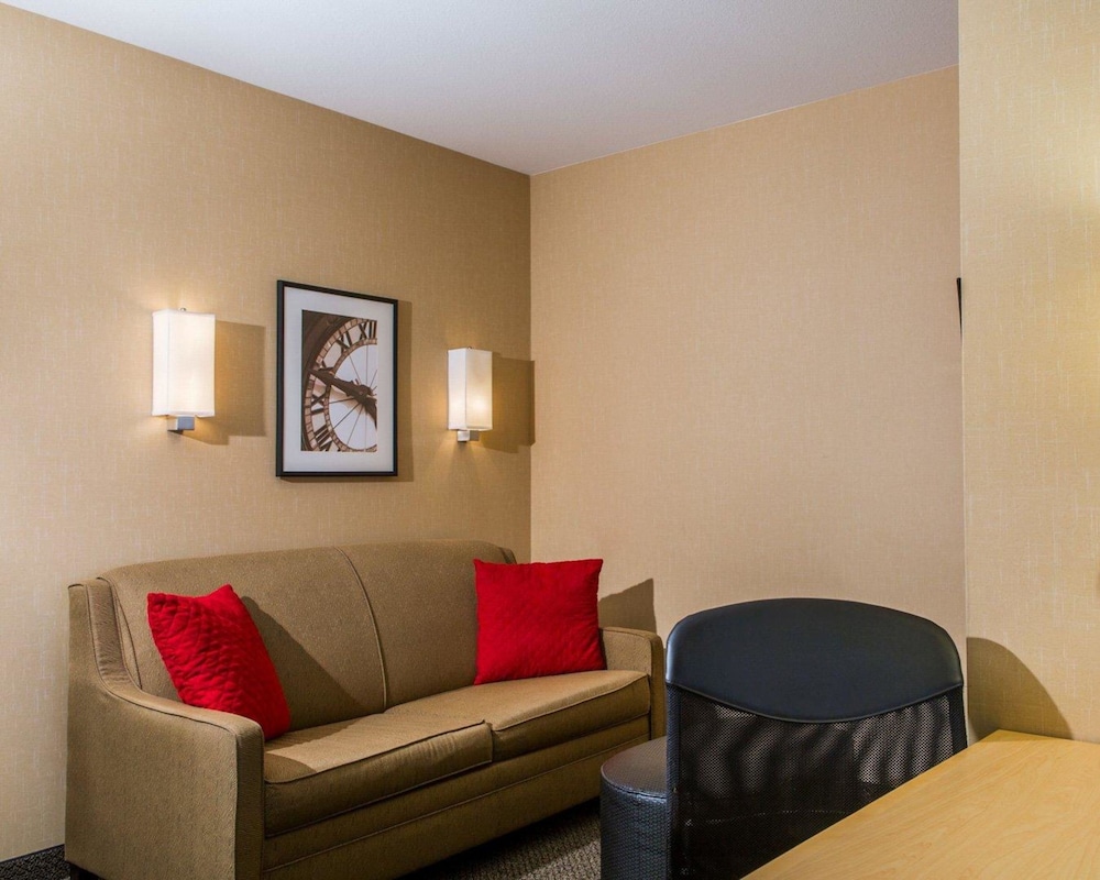 Cambria Hotel Madison East 24/41