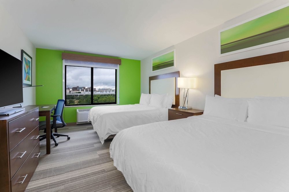 Holiday Inn Express & Suites Downtown Fort Worth 16/55