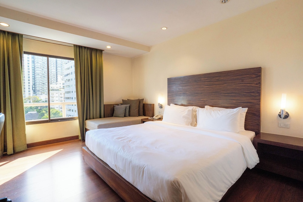 St James Hotel 24/50