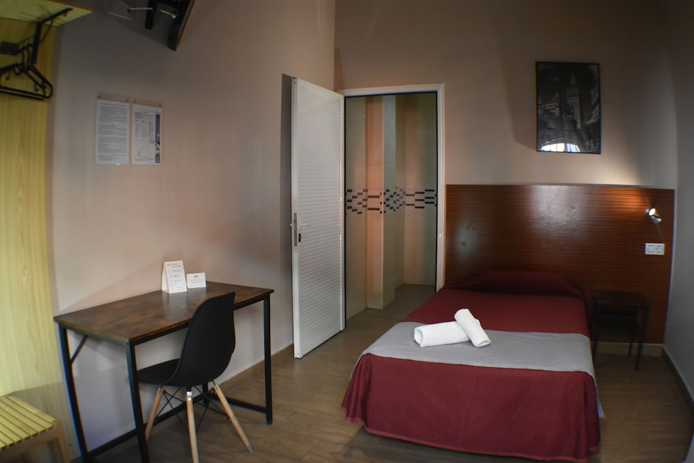 ROOM, SINGLE