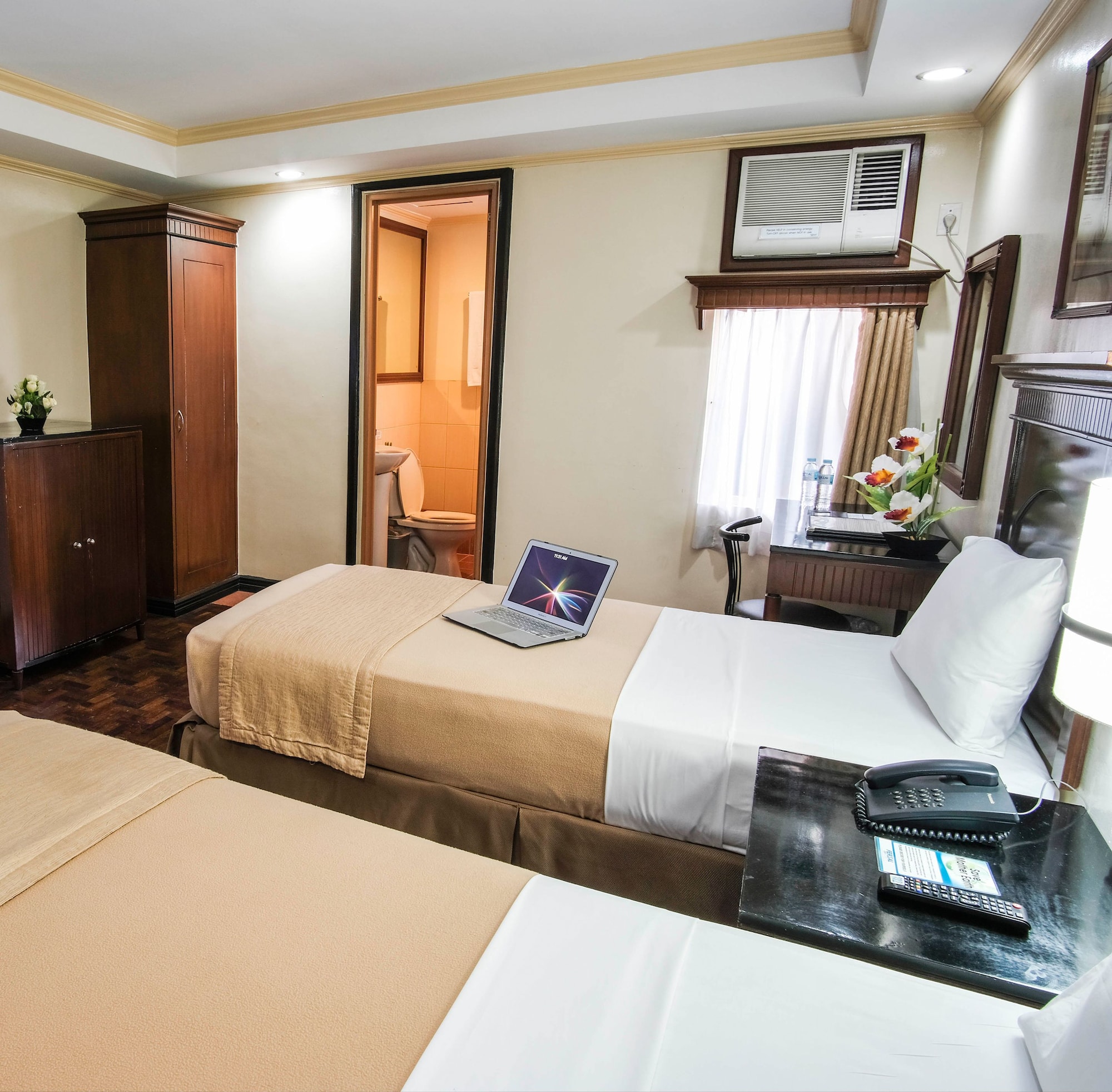 DELUXE, TWIN BEDS