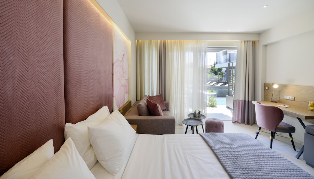 DELUXE, SUITE, POOL VIEW