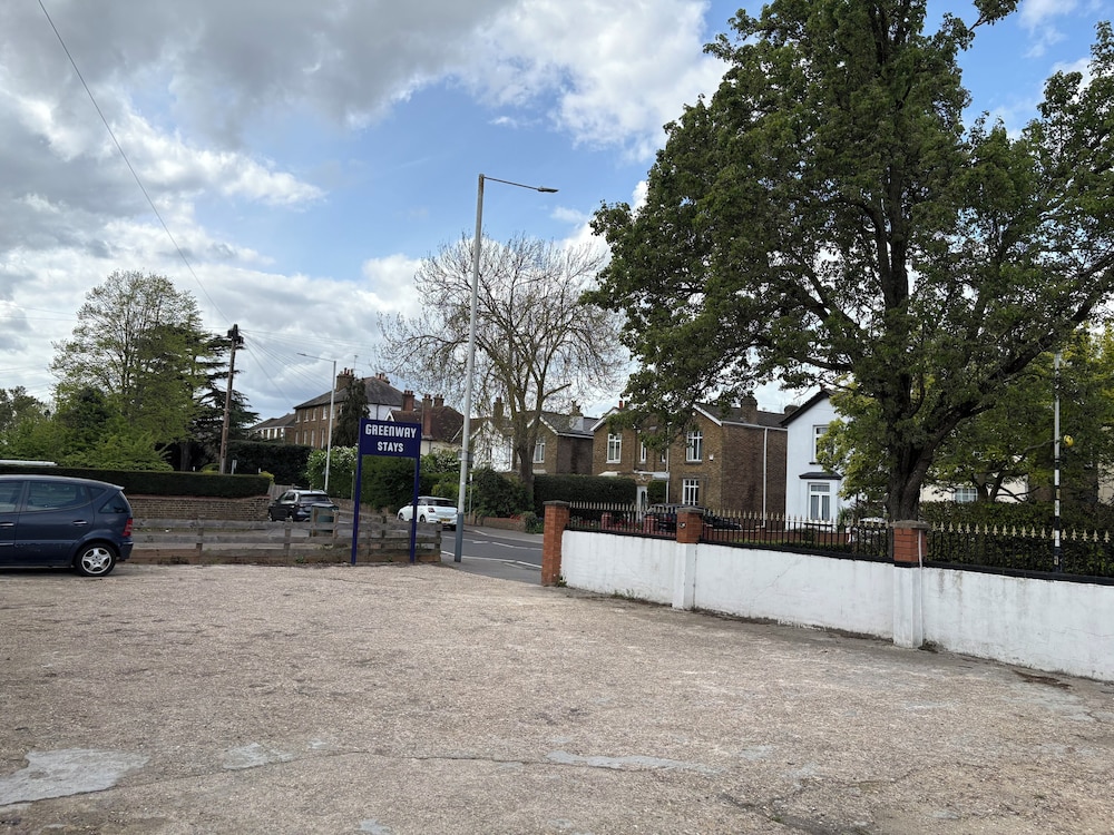 OYO Greenway Stays 26/43