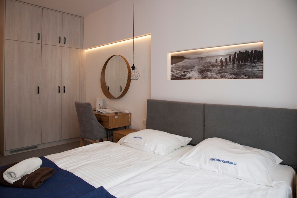 ROOM, TWIN BEDS