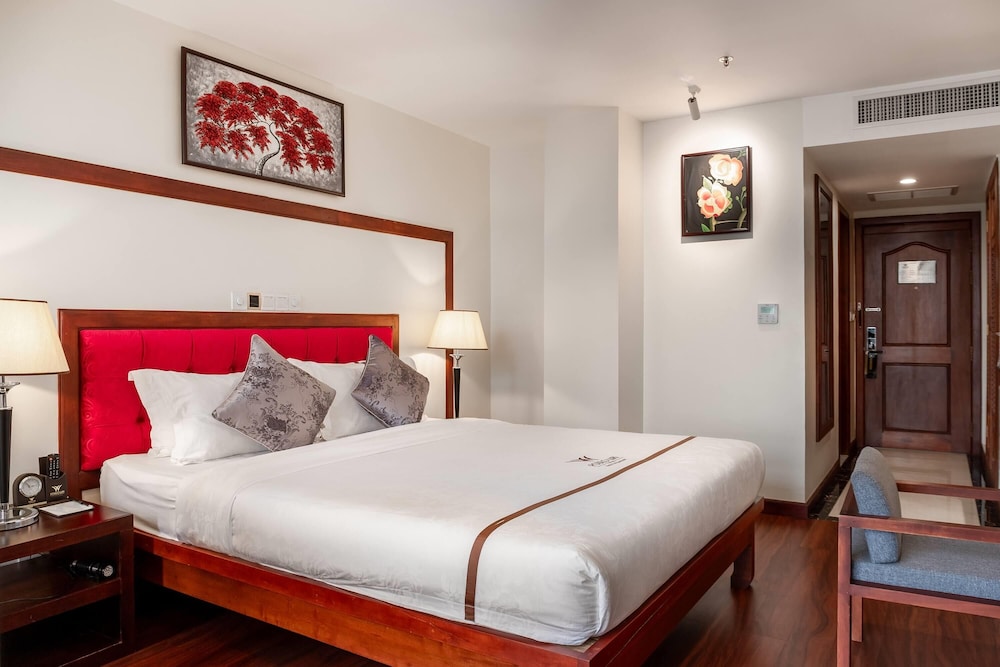LANDMARK, KING BED