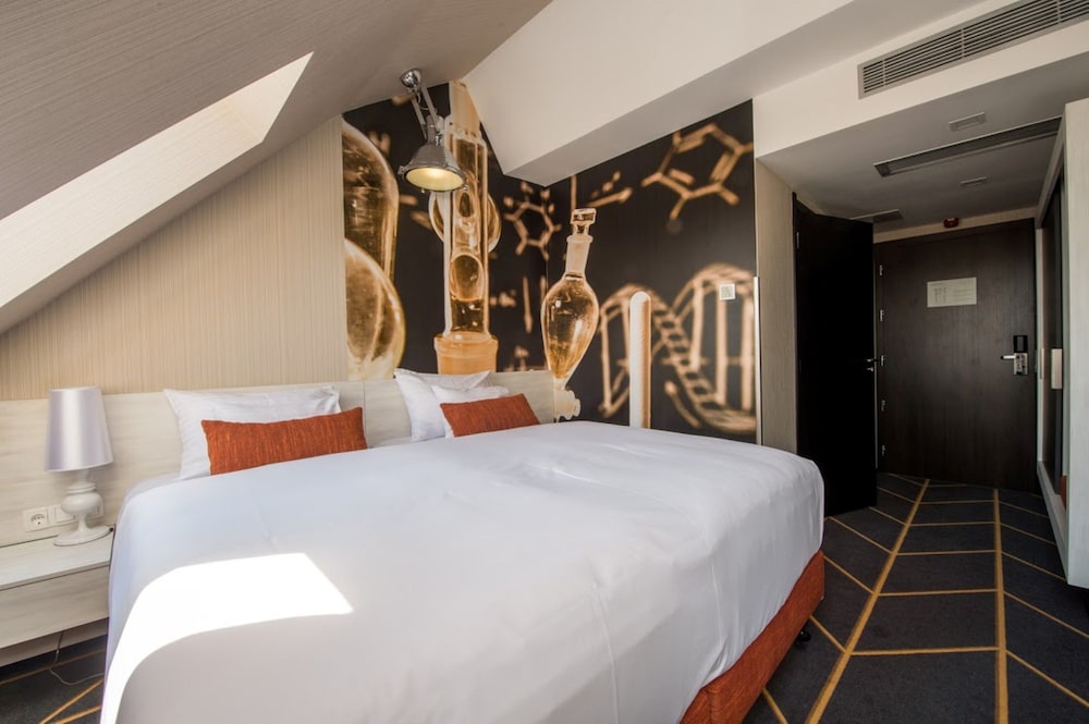 Science Hotel 14/37