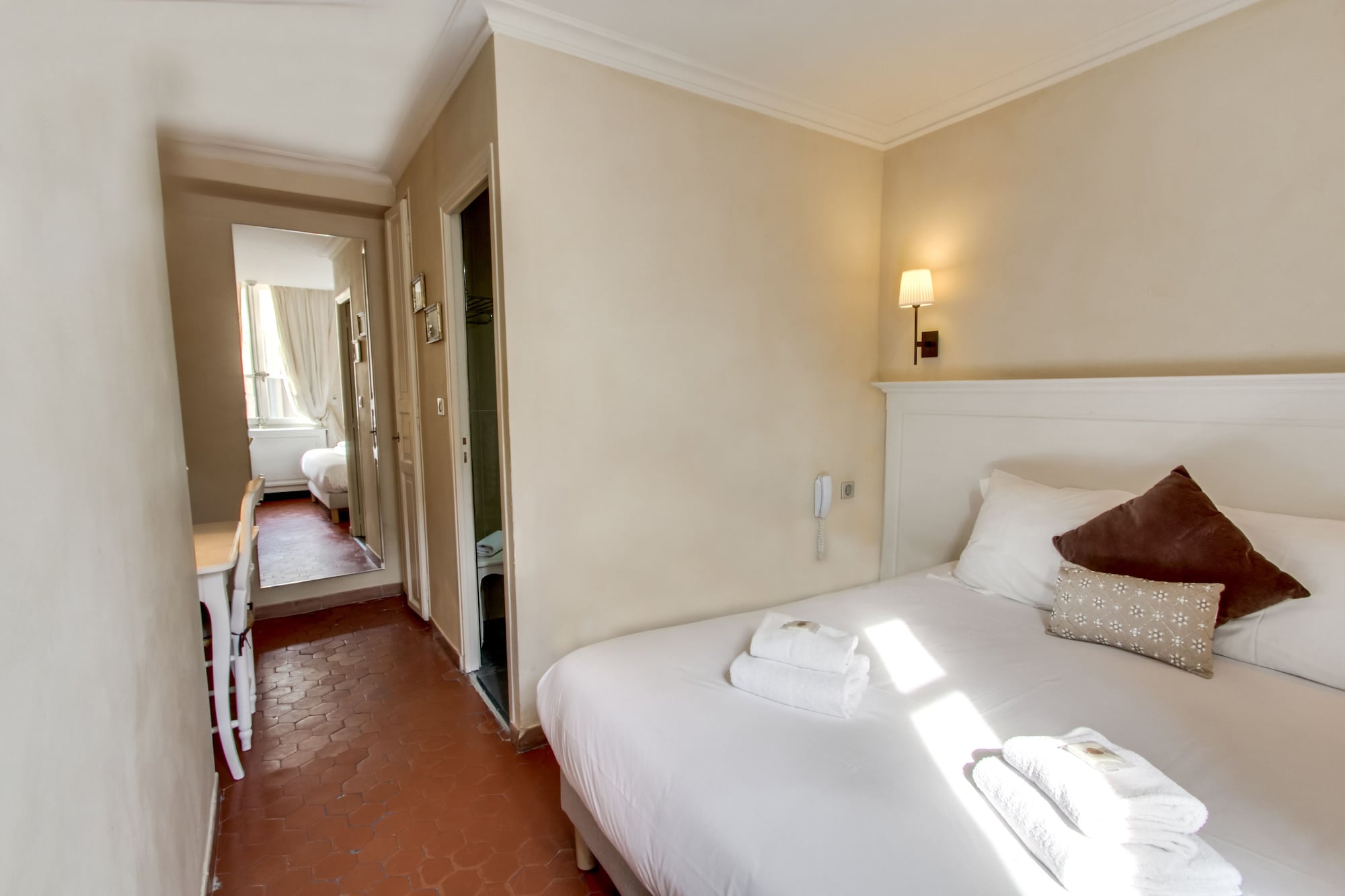 CLASSIC, QUEEN BED, CITY VIEW