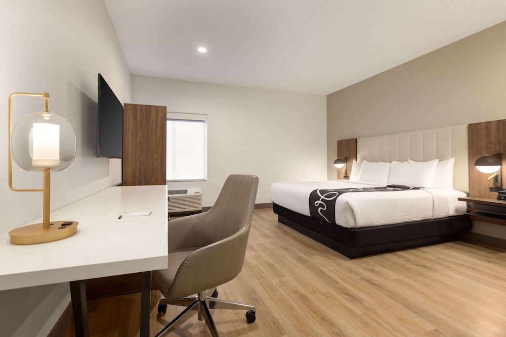 La Quinta Inn And Suites By Wyndham Port Arthur 50/50