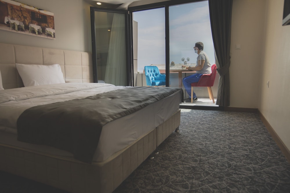 ROYAL, LANAI, SUITE, KING BED, CITY VIEW