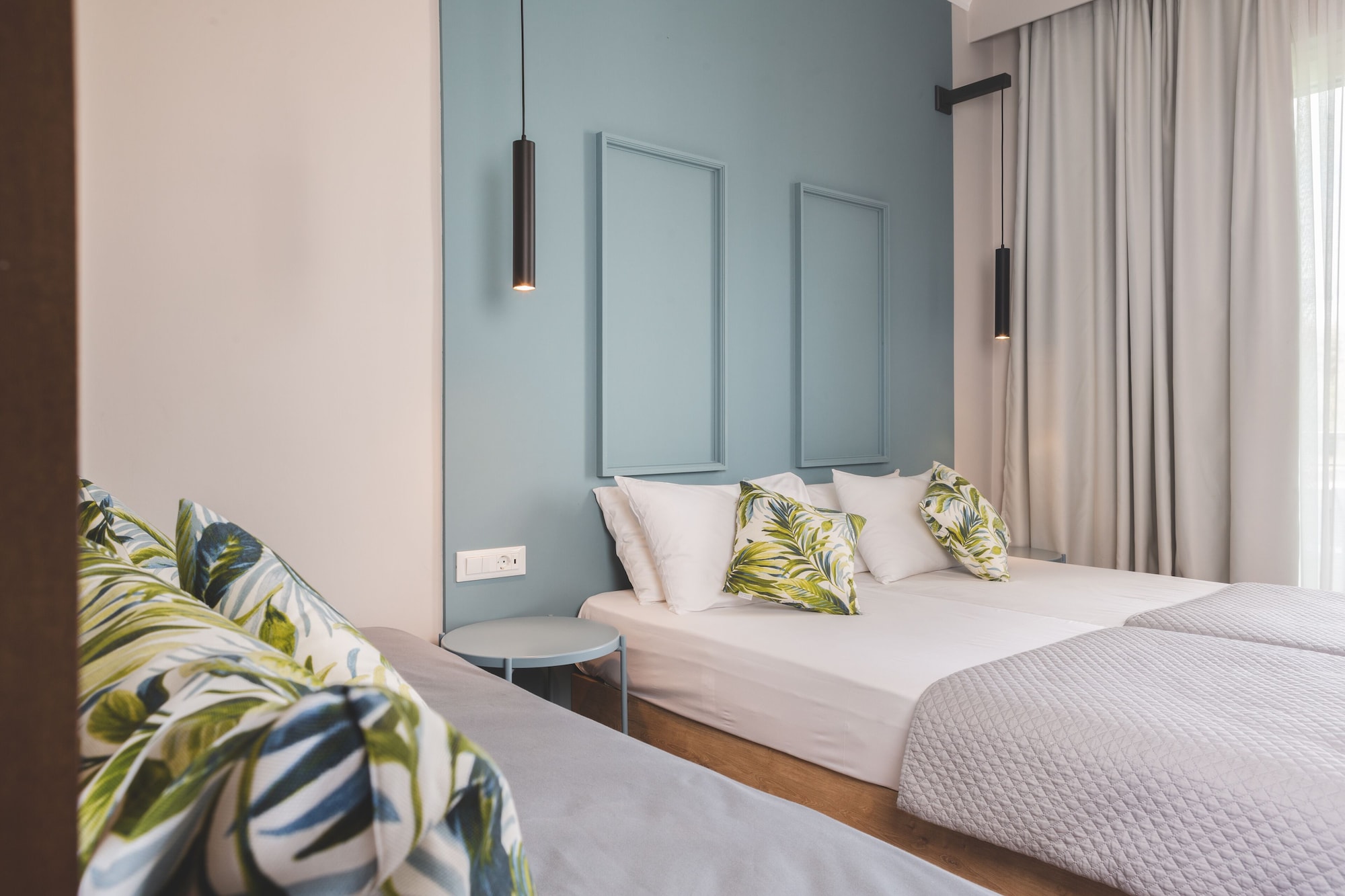 DELUXE, DOUBLE OR TWIN BED
