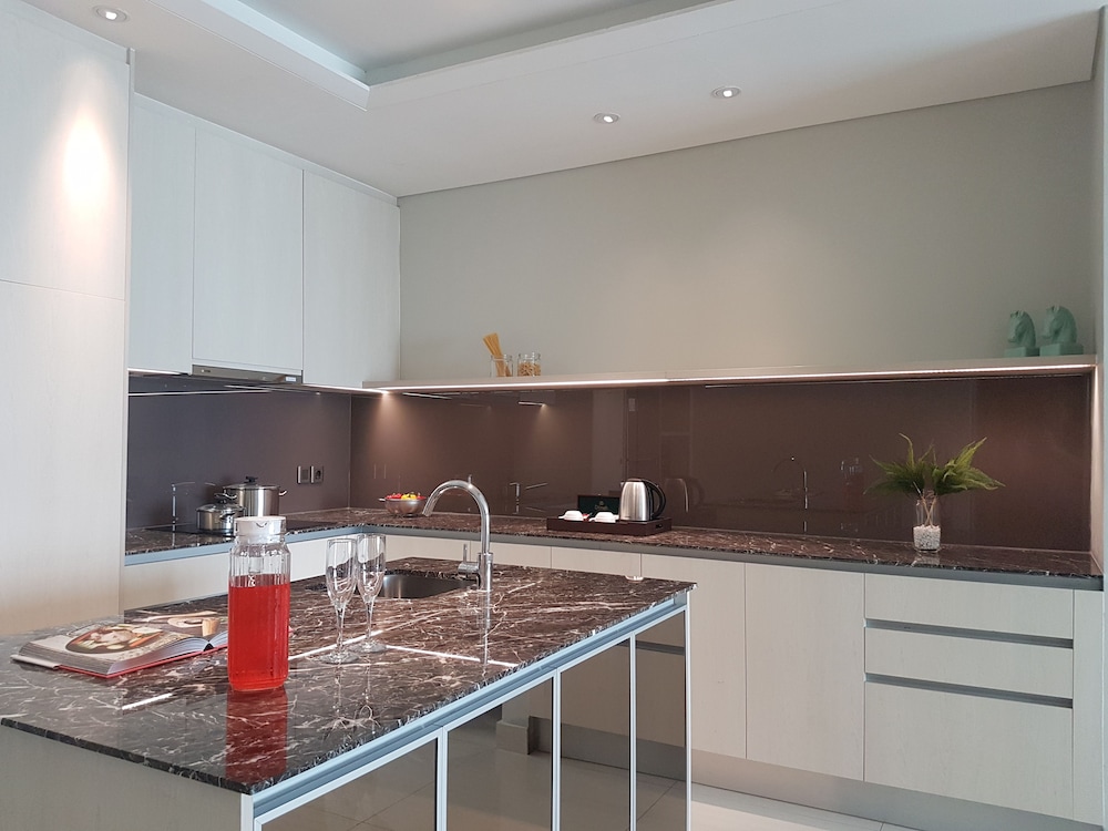 ASCOTT WATERPLACE SURABAYA 60/74