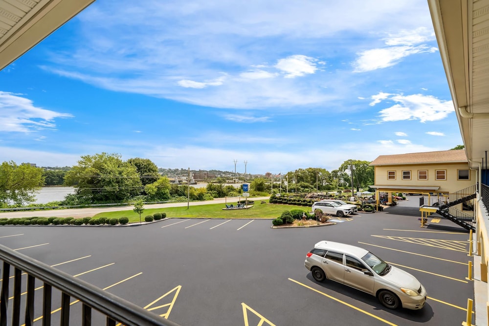 Rodeway Inn Somerset MA 41/57