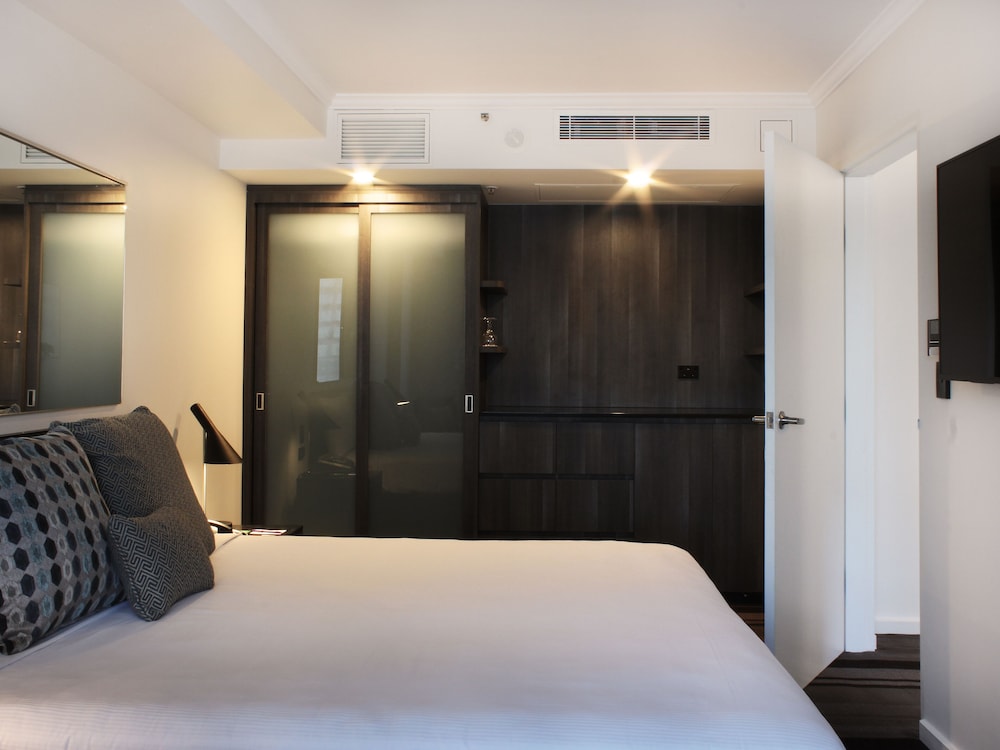 Mercure Sydney 16/67