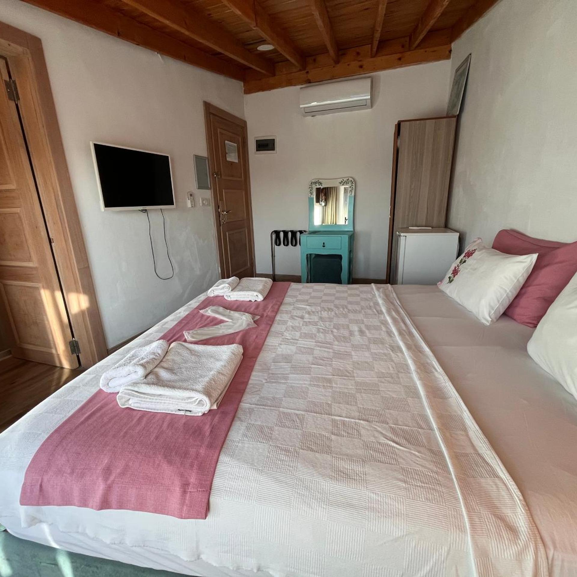 غرفة بسرير مزدوج بشرفة، Alacati Asmali Konak Hotel 7/10