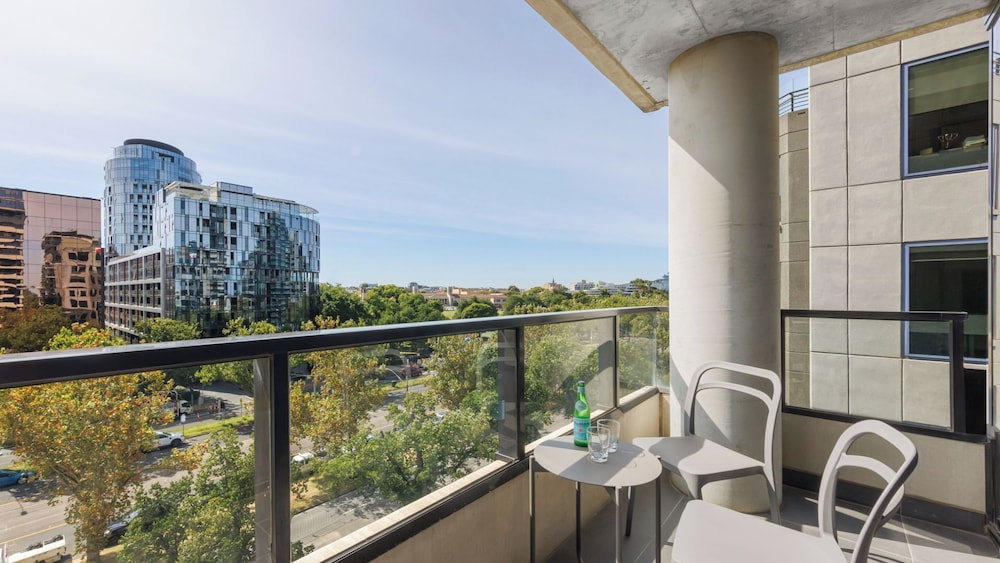 Oaks Melbourne St Kilda Road Hotel 35/64