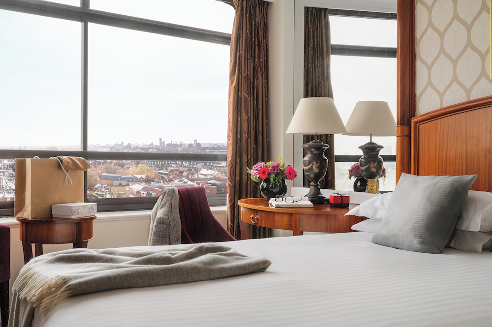 CLUB, TWIN BEDS