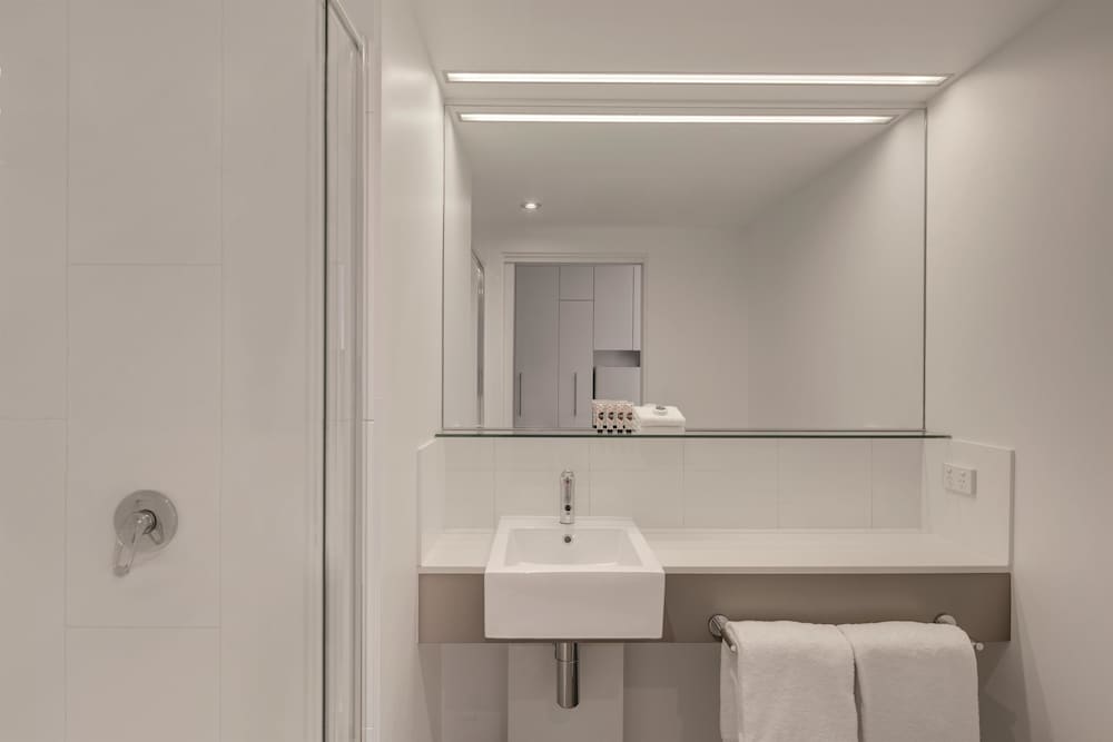 Travelodge Hotel Melbourne Docklands 60/61