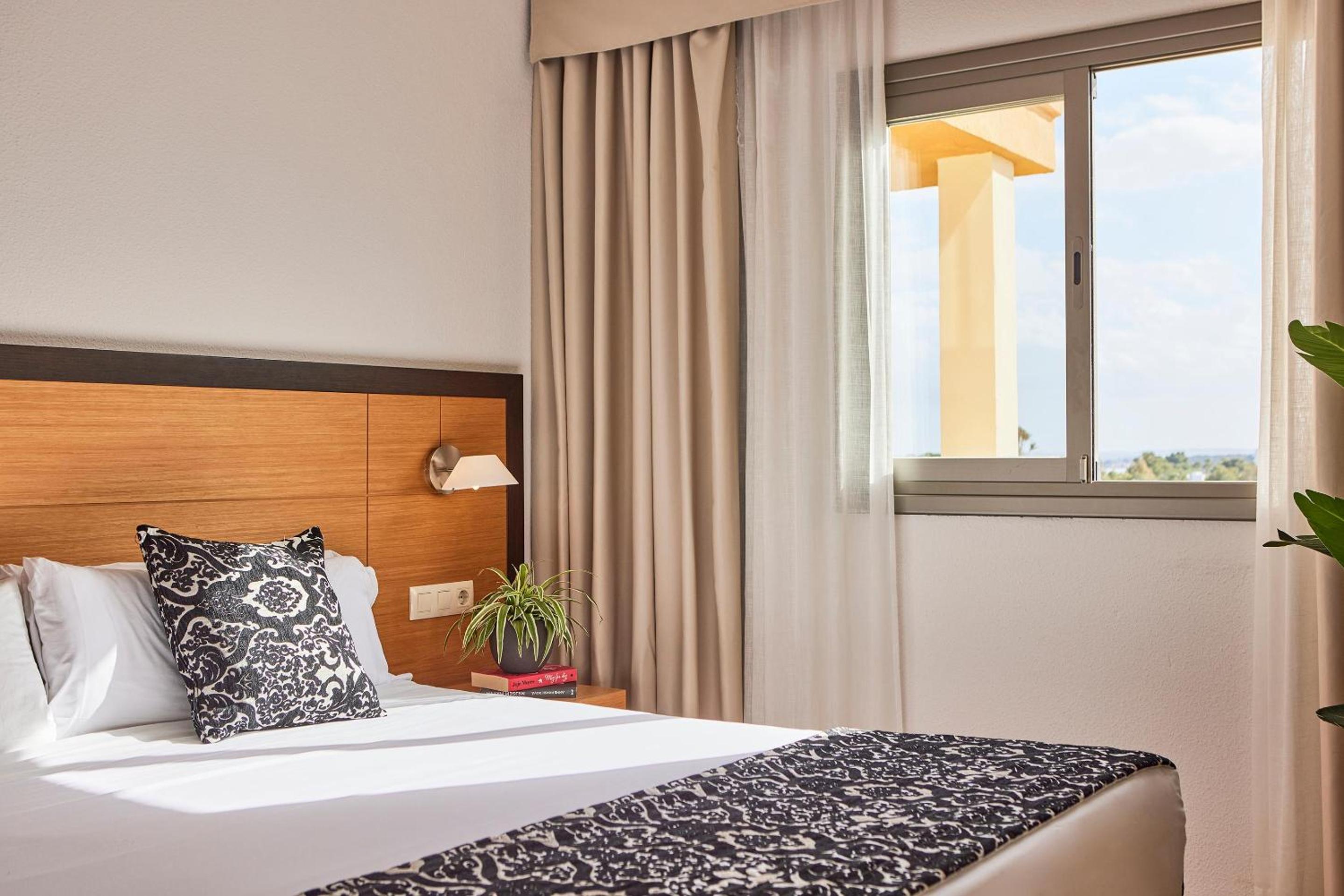 1 BEDROOM, SUITE