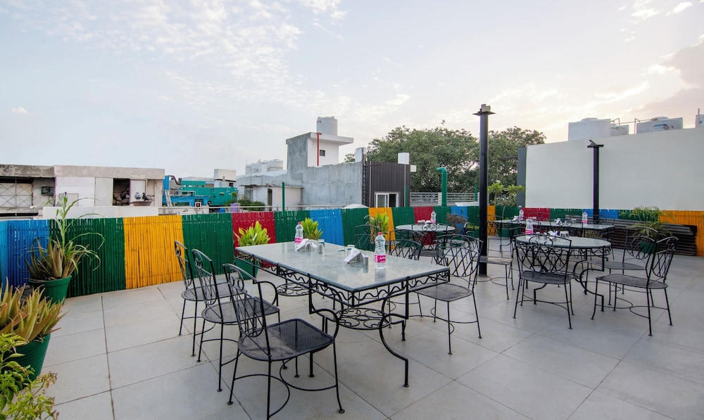 Hotel Paras International 44/49
