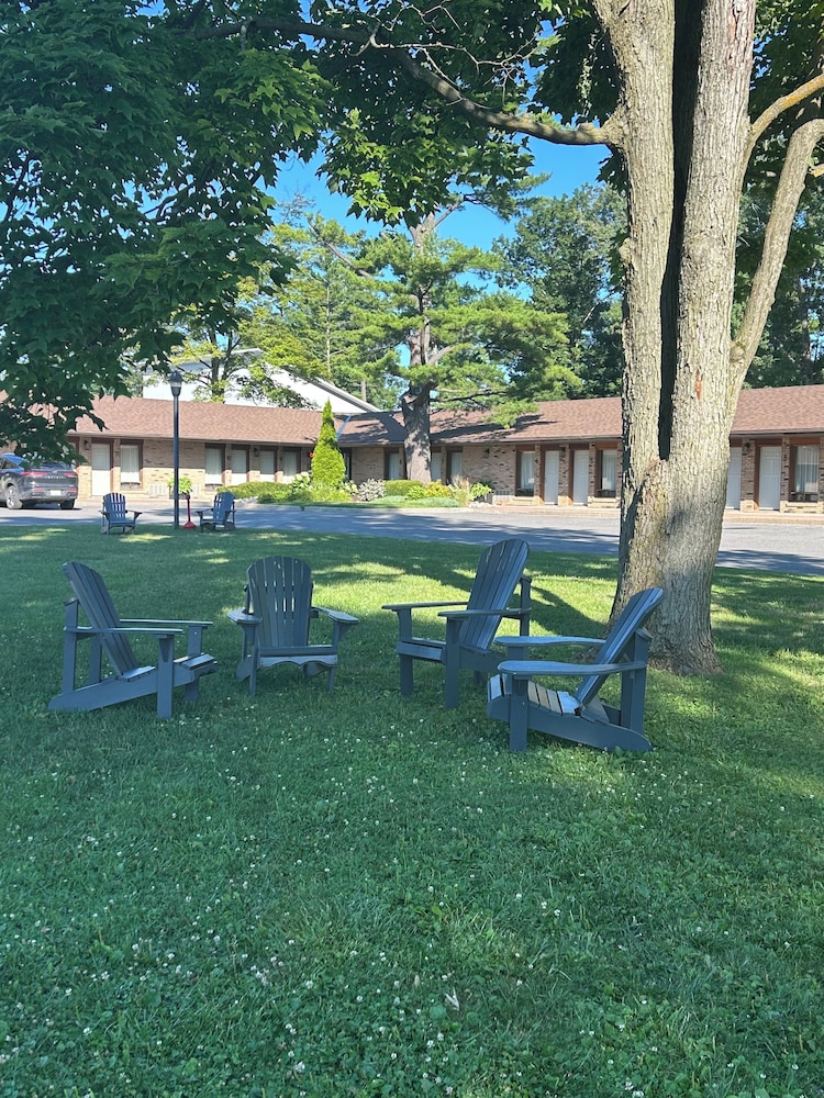 Rideau Heights Inn 42/54