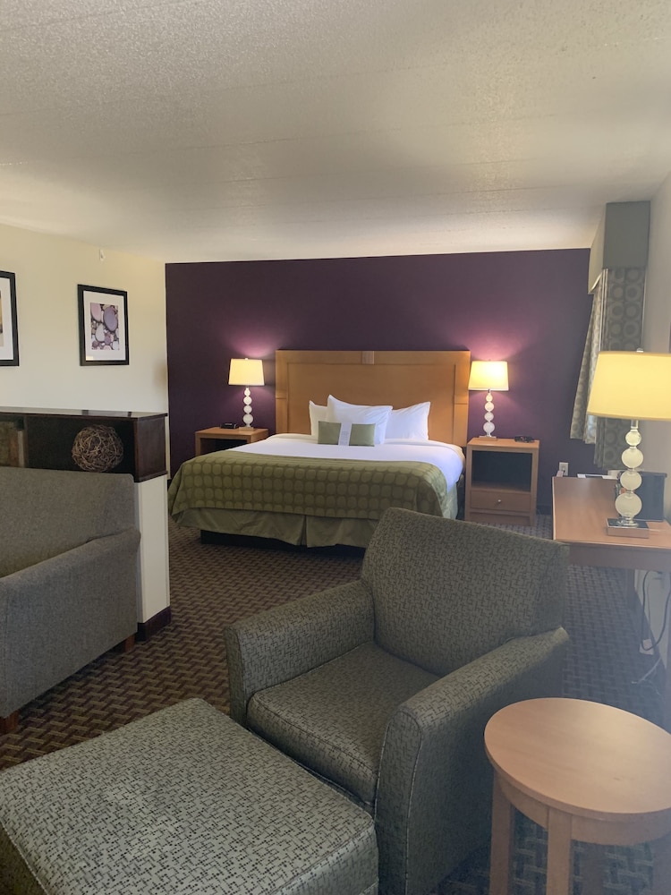 Ramada by Wyndham Marquette 44/59