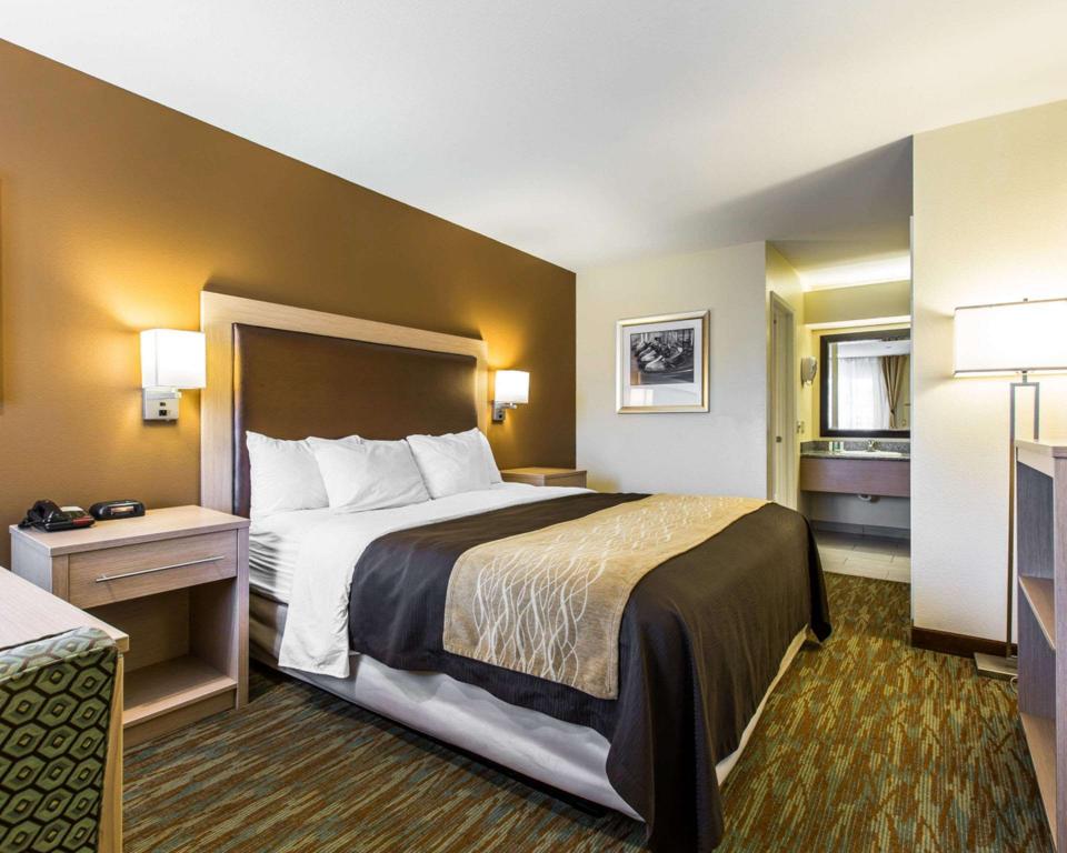 ROOM, KING BED