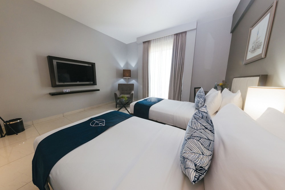 Connecting, Family, Twin Beds, King Bed, Hotel MaRadha Colombo 4/7