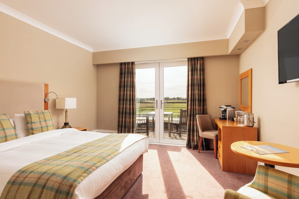 Deluxe, Queen Bed, Golf Course View, Balcony