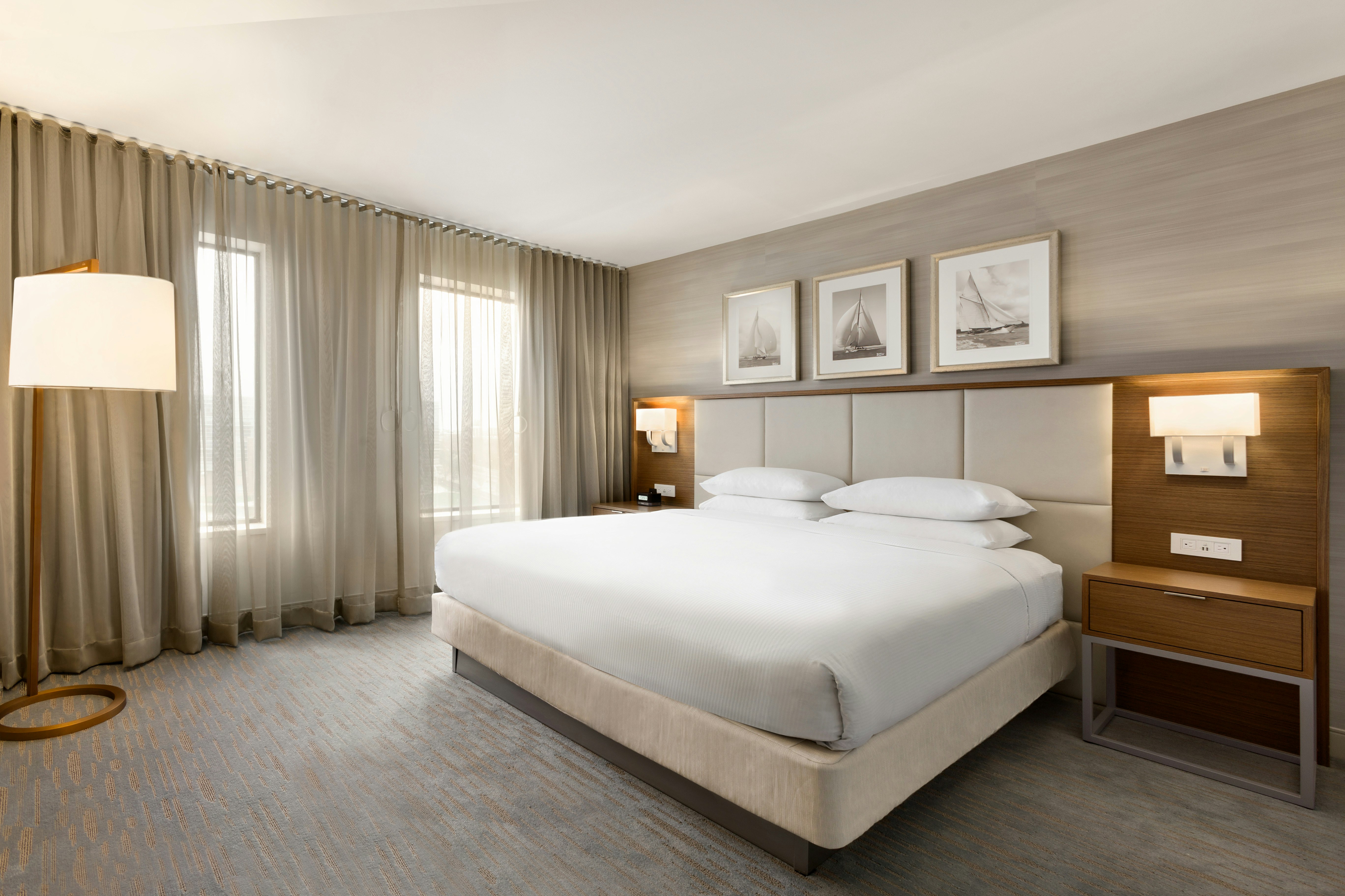 SUITE, KING BED, ACCESSIBLE