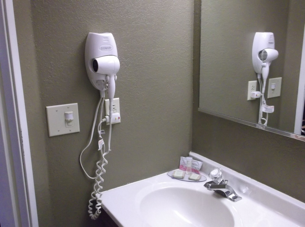 Room, 2 Queen Beds, Super 8 By Wyndham Brookings 10/10
