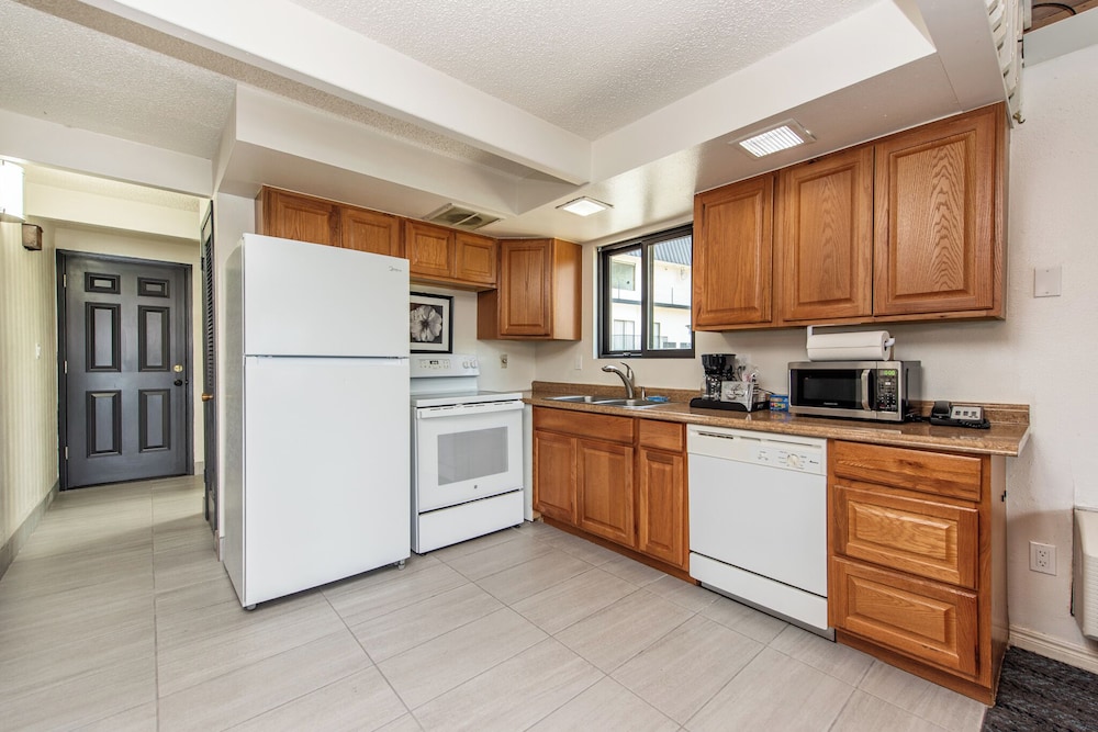 Oyster Bay Inn & Suites 12/70