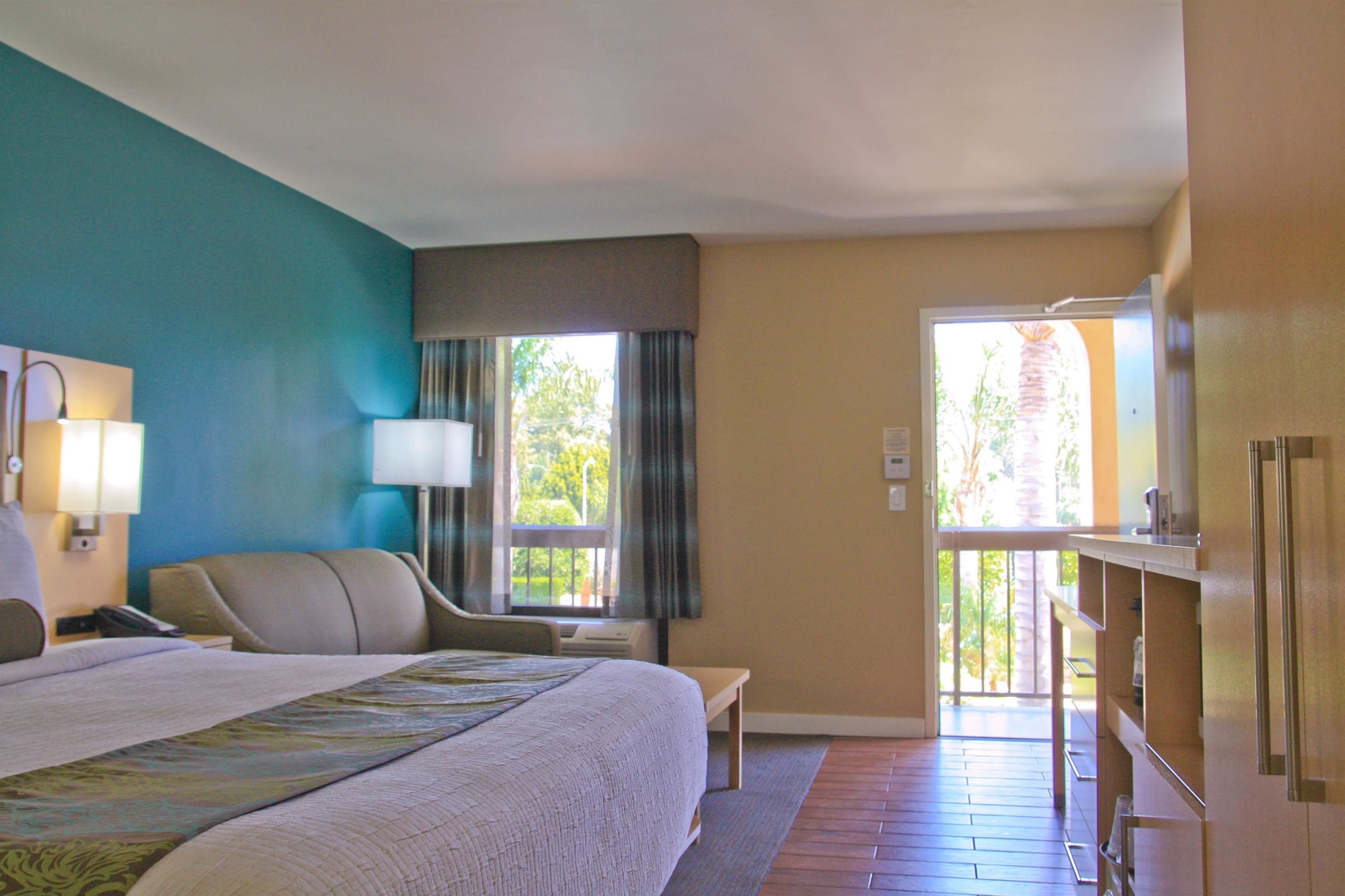غرفة قياسية بسرير كينج بإطلالة على الجبل، Best Western Plus South Coast Inn 2/10
