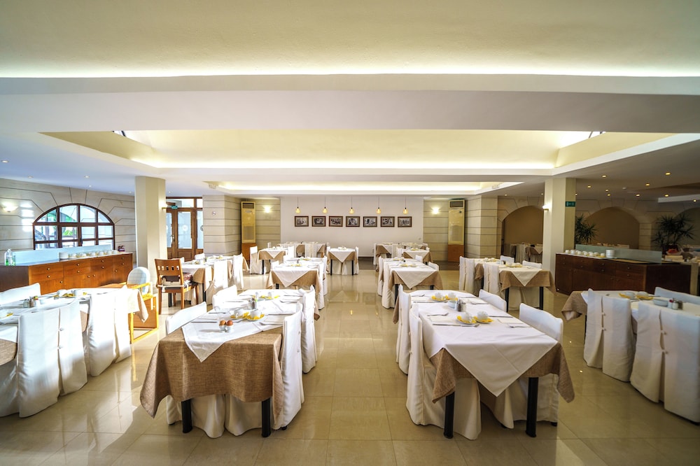 Macaris Suites And Spa 45/66