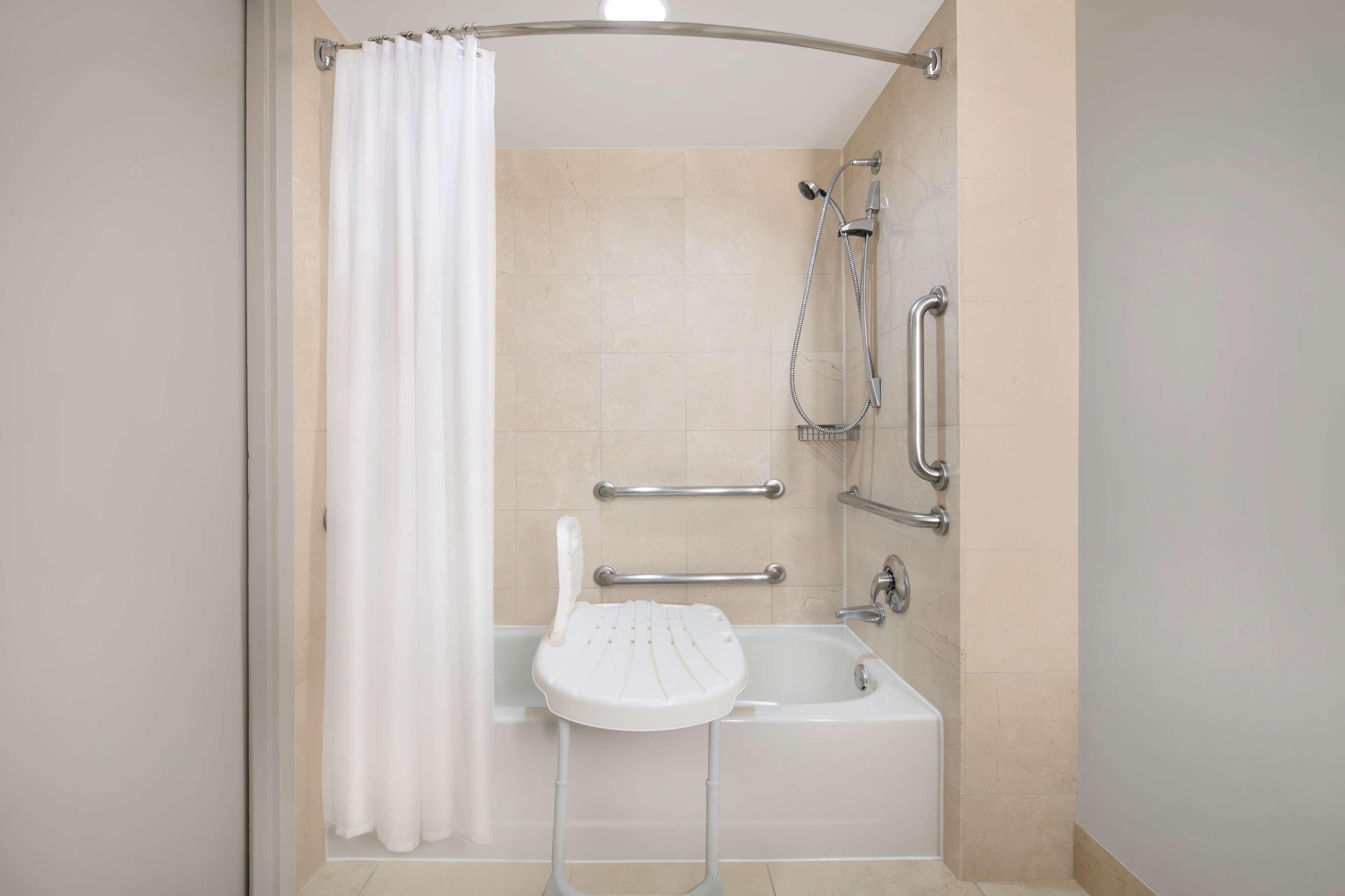 Room, King Bed, Hyatt Regency Dulles 3/3