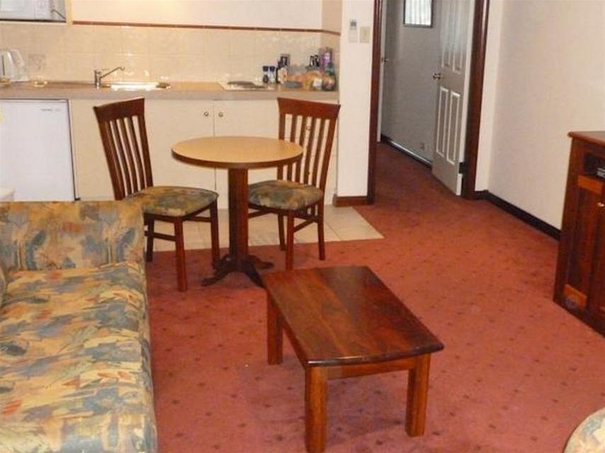 ADAMSONS RIVERSIDE ACCOMMODATION 76/100