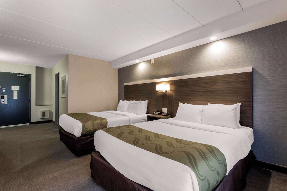 غرفة بسريرين كوين يُسمح فيها بالحيوانات الأليفة، Quality Inn West Springfield 2/3