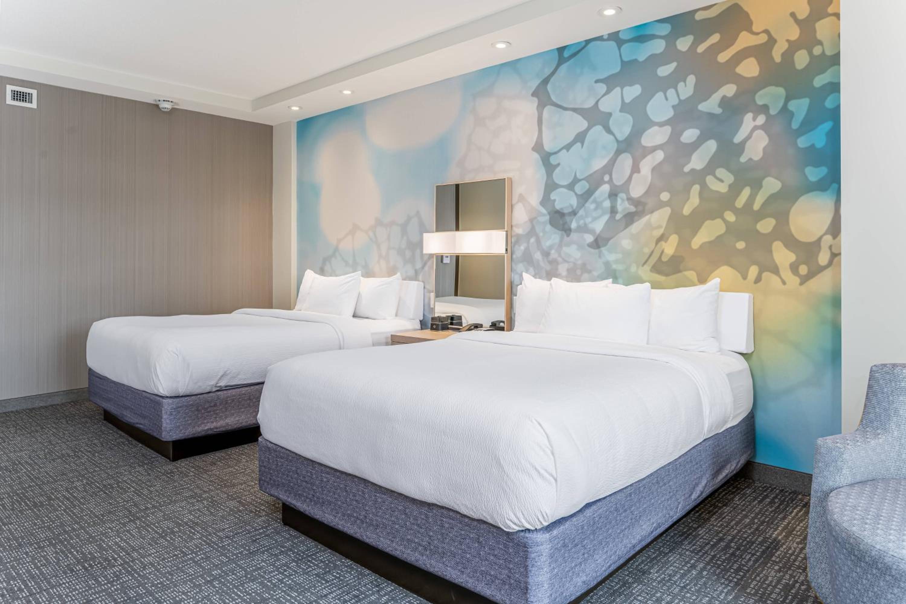 غرفة بسريرين كوين بحوض استحمام لذوي الإعاقة، Courtyard by Marriott Asheville Biltmore Village 2/5