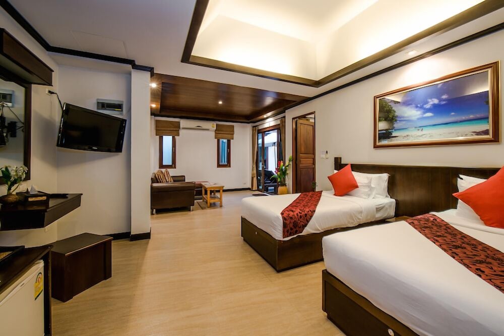 2 Bedrooms, King and Twin Beds, Pool Access