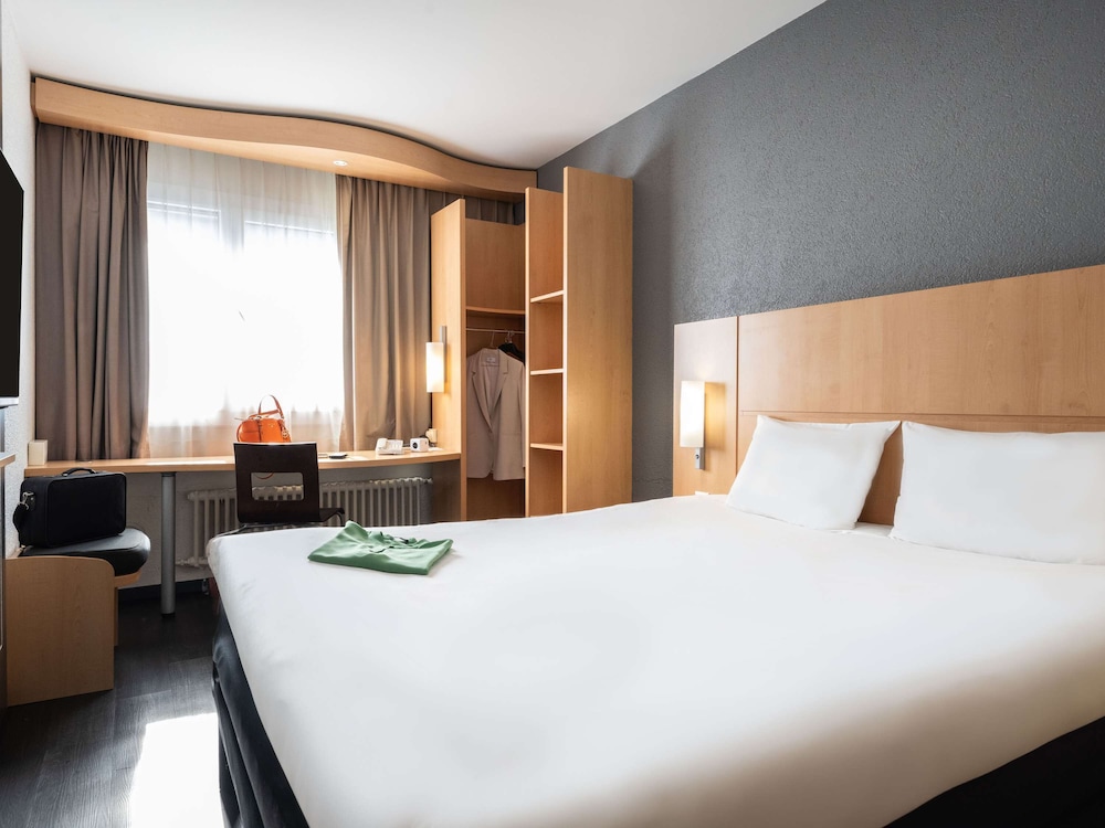 ROOM, TWIN BEDS