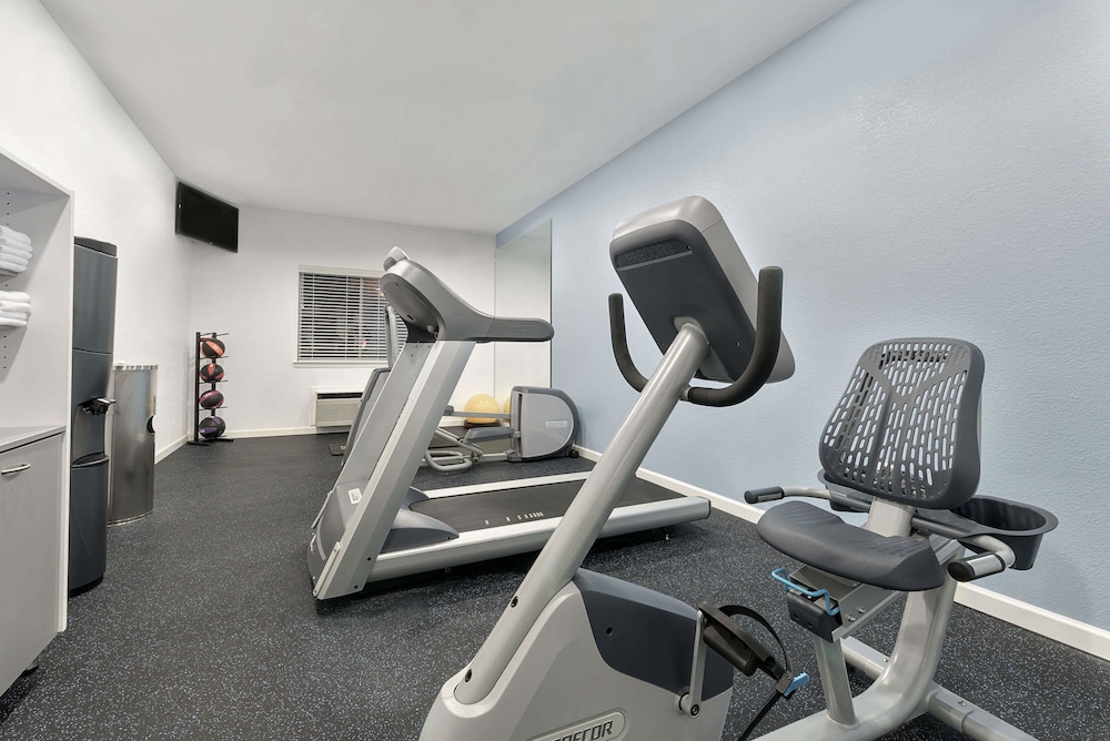 Days Inn Suites By Wyndham Dallas 14/27