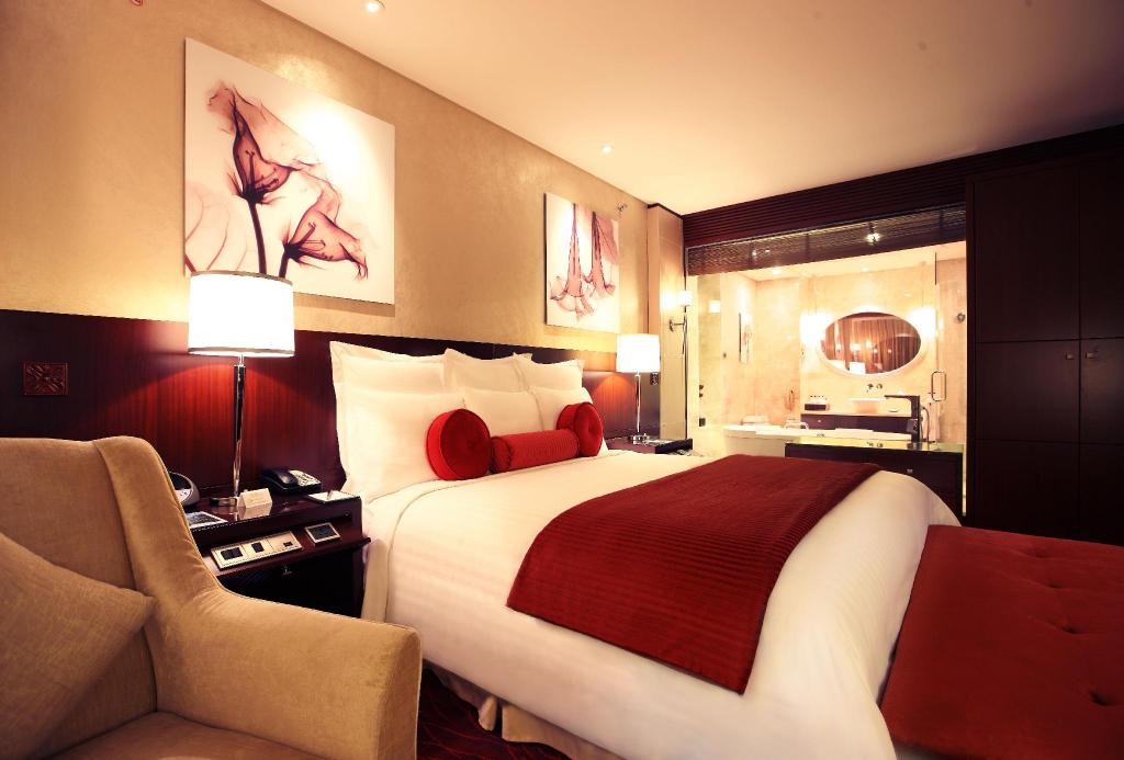 Capital, Suite, King Bed, City View, Executive Lounge Access, High Floor