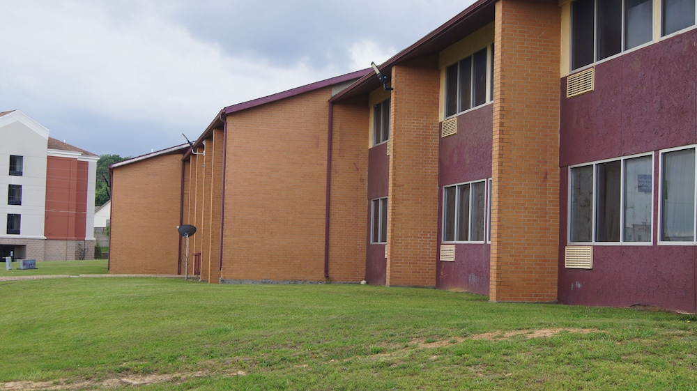 Holiday Lodge And Suites 42/46