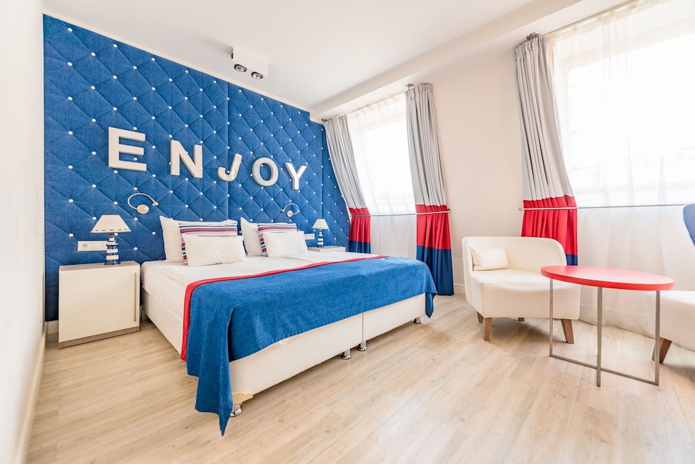EXECUTIVE, DOUBLE OR TWIN BED