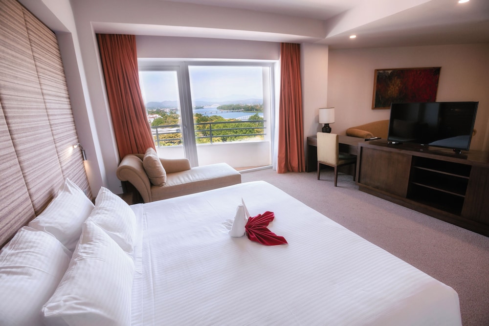 EXECUTIVE, SUITE