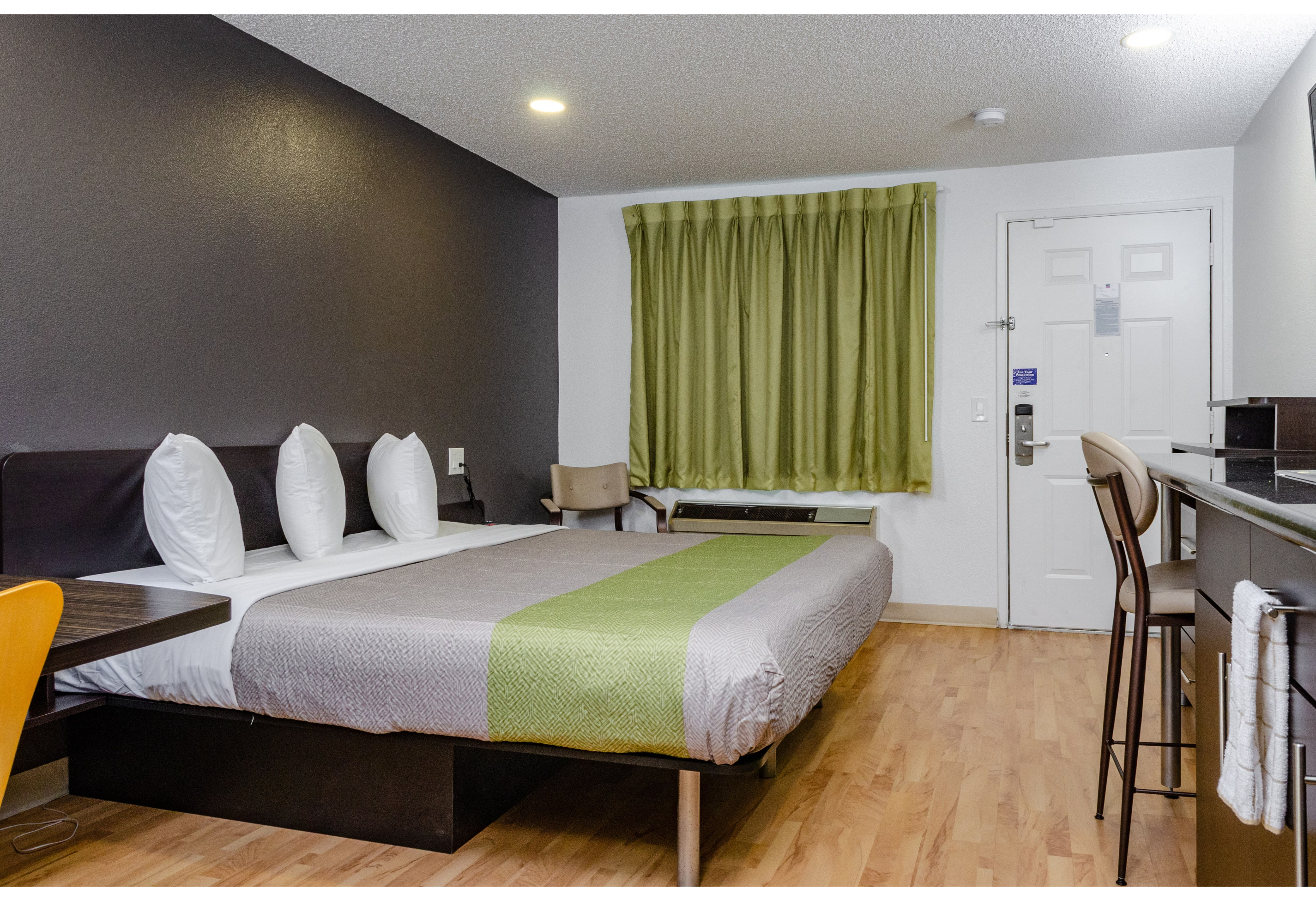 1 King Bed - Smoking, Micfridge