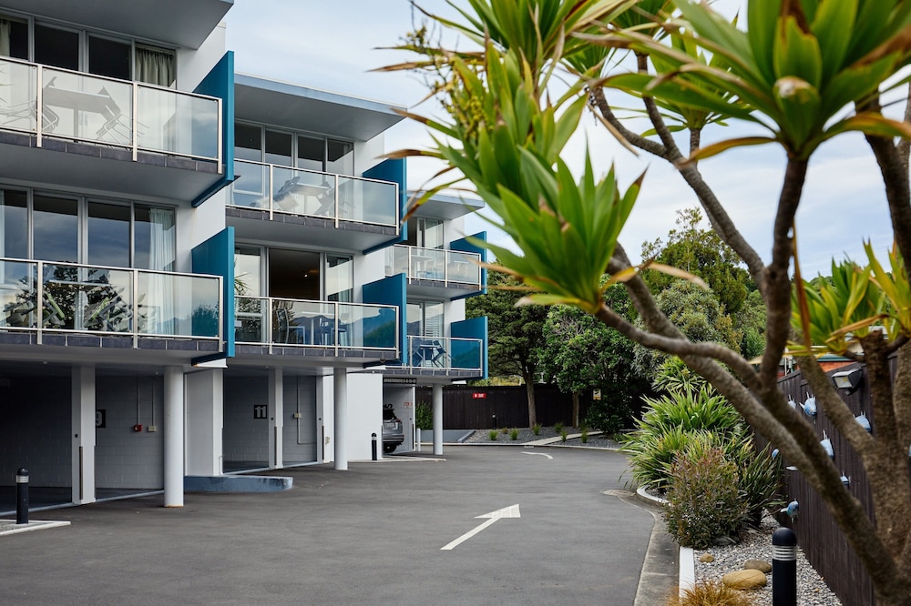 Waves On the Esplanade Apartments 38/48