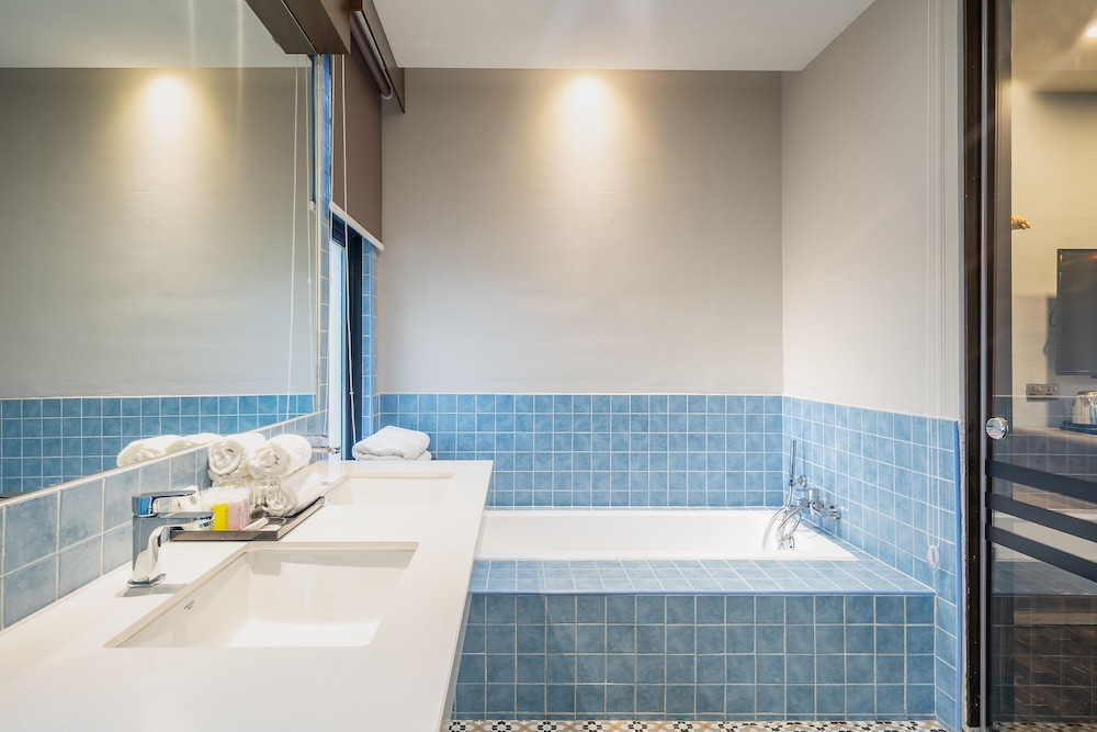 Treasures Hotel & Suites 59/64